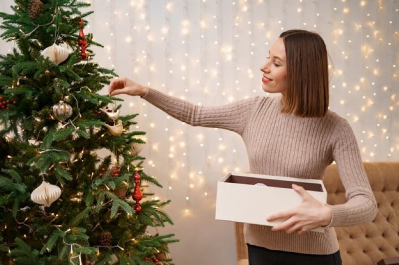decorating-christmas-tree