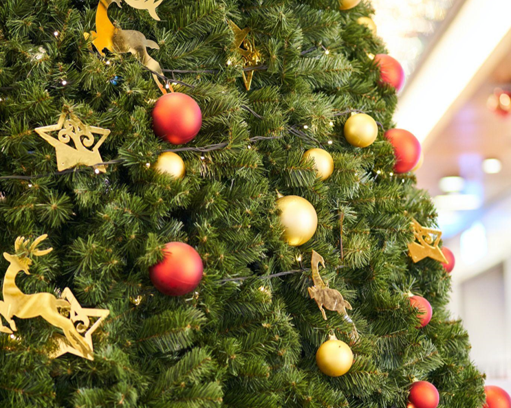 Full Artificial Christmas Trees: A Festive and Fashionable Addition to Your Holiday Décor!